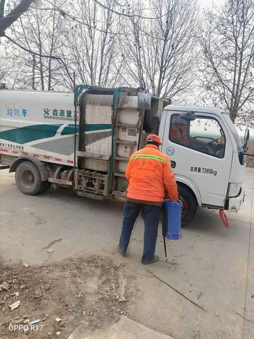 我们坚持每天对垃圾桶,司机和垃圾车进行消毒.