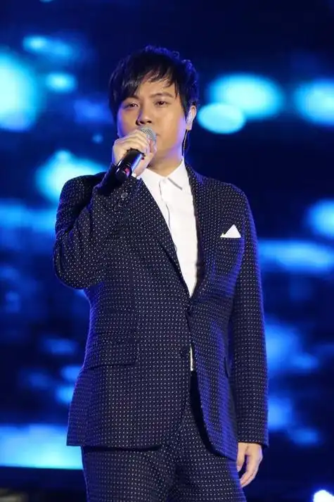 郑源15岁开演唱会,19岁日挣万元,春晚请不动他,却没人说耍大牌