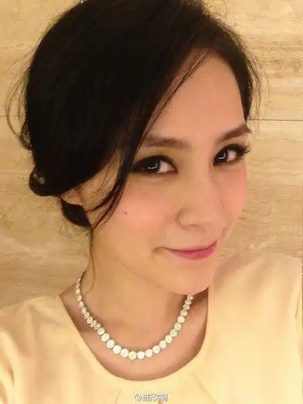 来源:香港"明报")香港女星阿娇钟欣桐与韩国男友k先生恋情愈见明朗