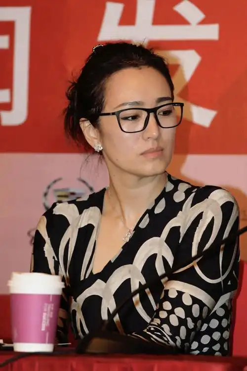 57岁巩俐素颜霸气亮相,肤嫩似少女,黑框眼镜尽显知性美|巩俐|黑框