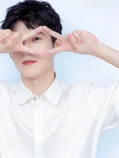 白衬衣的刘昊然,干净可爱帅气