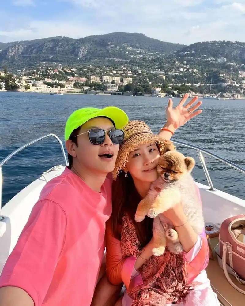 和男友崔东旭长达八年的爱情长跑, 李多海在月初结婚.