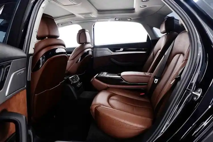 老款奥迪a8l的内饰,豪华感很强烈