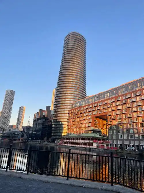 泰晤士河金丝雀码头的码头