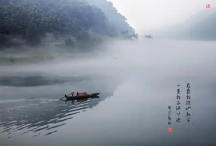 轻舟薄雾江上漂