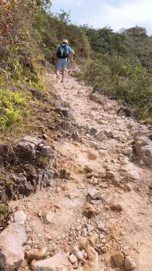 一路上便是这样子的碎石路,泥土路,崎岖不平.