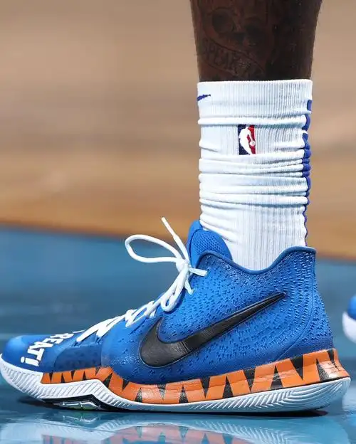 nba球员上脚球鞋哈雷尔定制的 kyrie 3字母哥的 freak 1詹姆斯场
