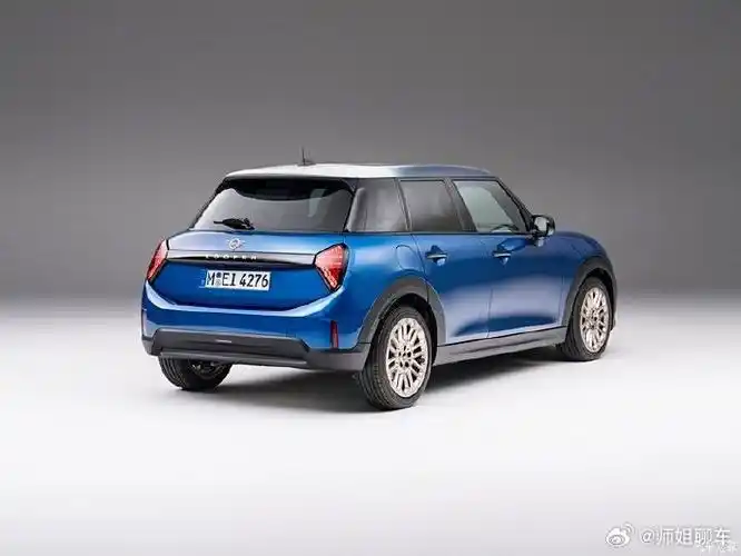 与之前的三门版车型相比,新款车型在车门和轴距方面进行了加长设计