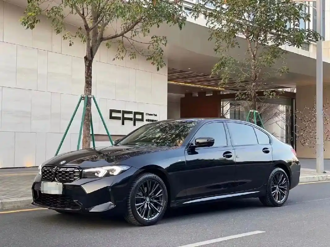 最美黑红,宝马325li m运动曜夜版 2023款宝马325li m运动曜夜版 2.