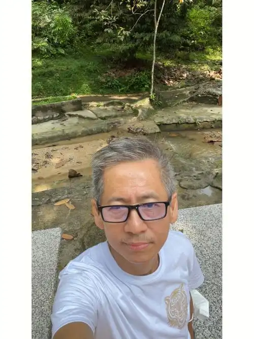 大叔一个人没事干来自拍