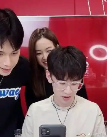 打更小冯 一鲸一炸超话 笑拉了全家福