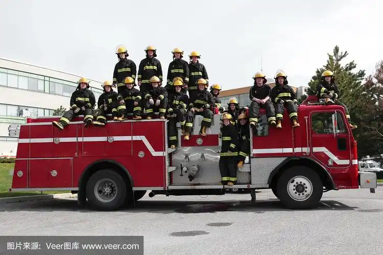 消防员在消防车上