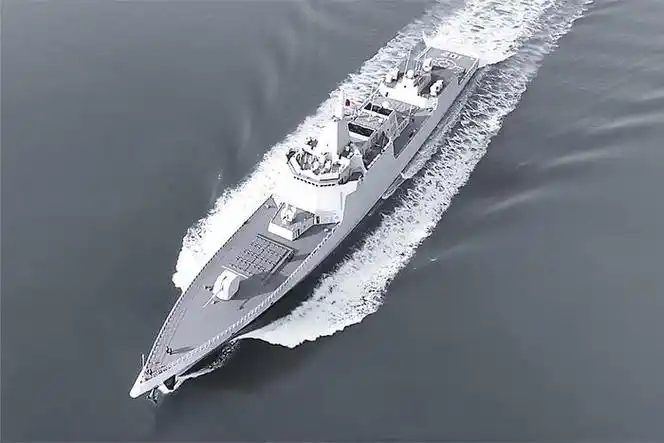 舷号为102中国海军装备的第二艘055型万吨驱逐舰拉萨舰