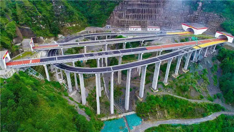 国家高速公路g0613香格里拉至丽江高速公路全线投运