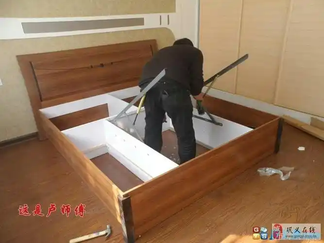 师傅正在组装床哦!干劲十足阿!棒棒哒!