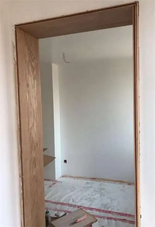 则可以选择把门框直接安装在墙内,这样不仅装饰效果好看,而且还可以让