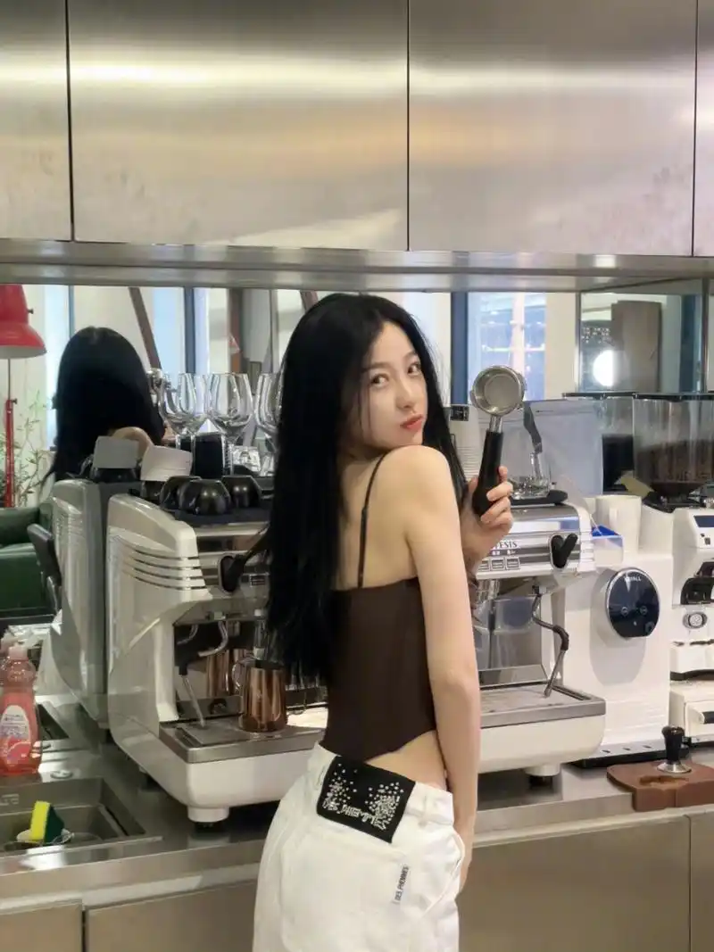 虞书欣辣妹穿搭 难得的休息时间 虞书欣晒出了和朋友一起喝咖啡自拍