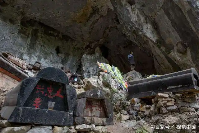 苗族洞葬最后的守陵人刘朝先,晚上与567具棺材同眠,每月薪资300