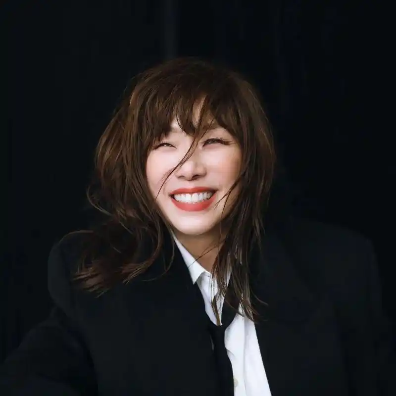 在消失的5年里,林忆莲保持着青春的容颜,复出后的宣传照惊艳众人.