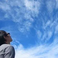 仰望天空45度角的忧伤图片 45度望天空伤感图片_微信头像图片大全