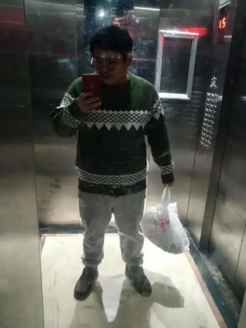 腿长30cm单身穷矮肥矬钢铁直癌处男下楼扔垃圾