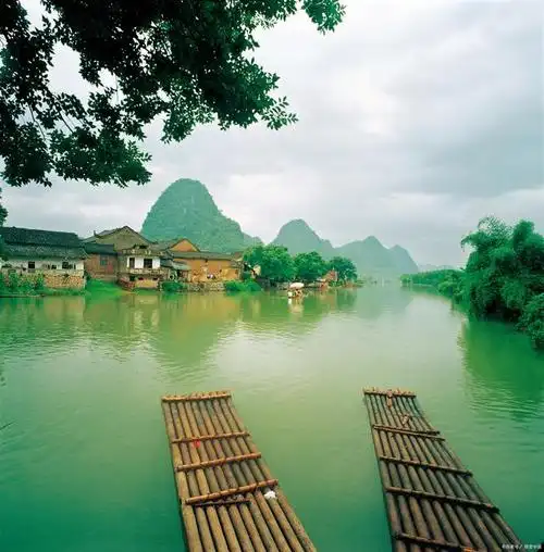 桂林漓江竹筏漂流:畅游淡水江水,领略桂林山水绝美美景