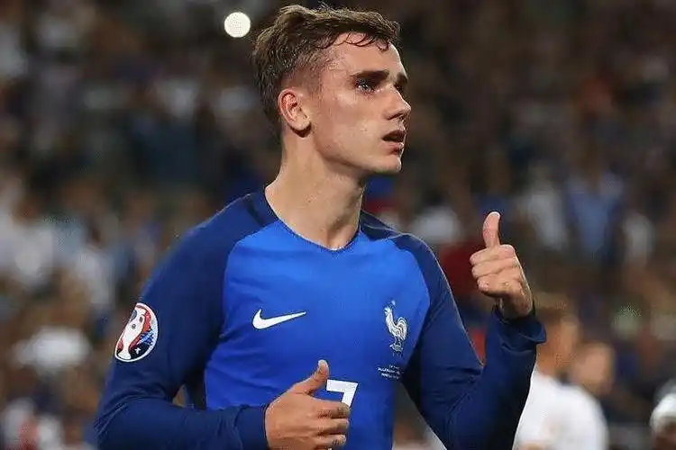 格里兹曼过往"丑事"被揭,跟两大豪门玩双面套路,还害苦了皮克