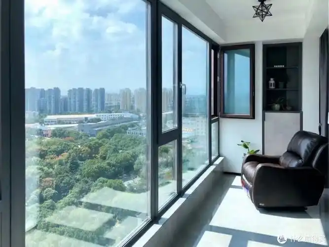 家住高楼层,门窗的正确打开方式>>>