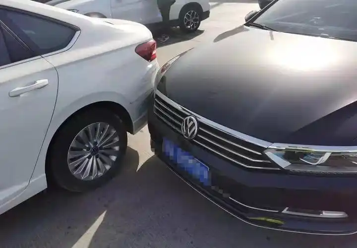 安全警示下高速时低头看手机结果两车刮擦在一起