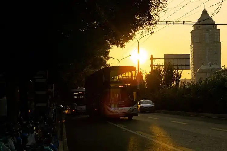 西直门外大街刷了一层金色