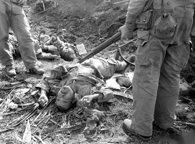 4,1945年2月,美军在硫磺岛同日军进行了三十六天的鏖战美军在这场战争