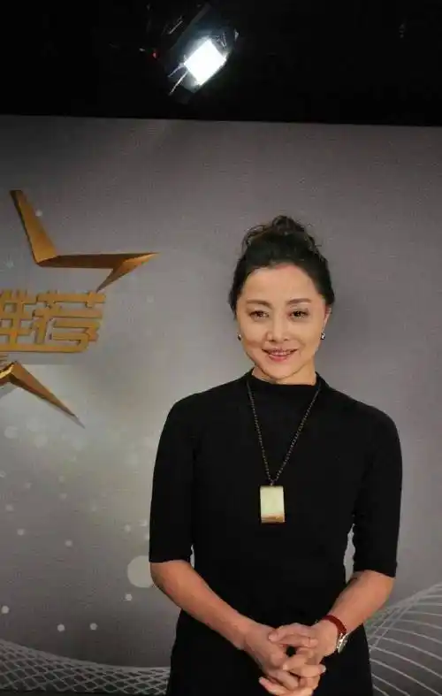 刘蓓虽年过半百,打扮普通皱纹再多也不挡,不做作散发优雅气质!