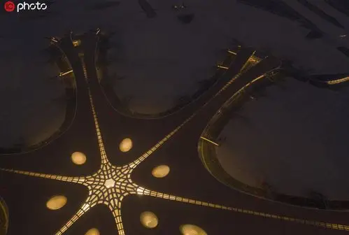 近日,大兴国际机场夜景格外漂亮,航站楼内外数万盏灯点亮进行灯光调试