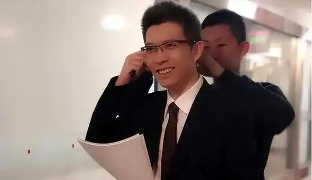 回顾"央视梗王"朱广权:年轻时是帅小伙,今44岁白了头都没结婚