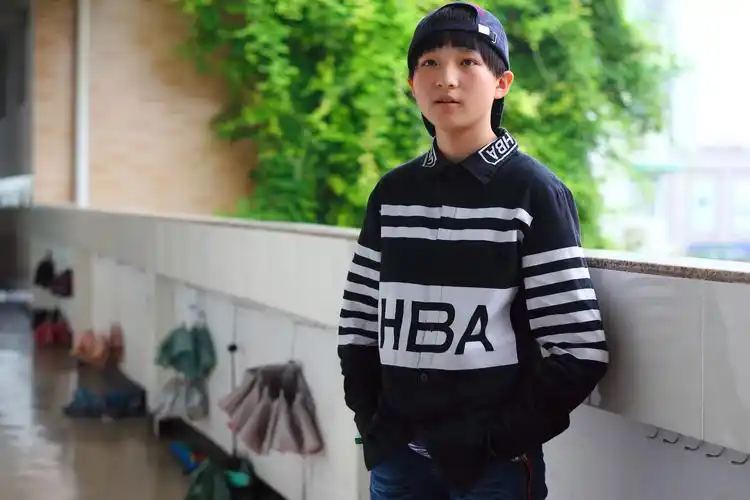 一个小学六年级的小姑娘,偏男孩子的帅气中带着女孩子的腼腆