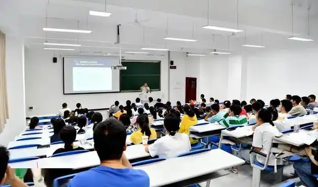 妈妈陪大学生女儿上课同学阿姨这课你就上吧谁上谁难受