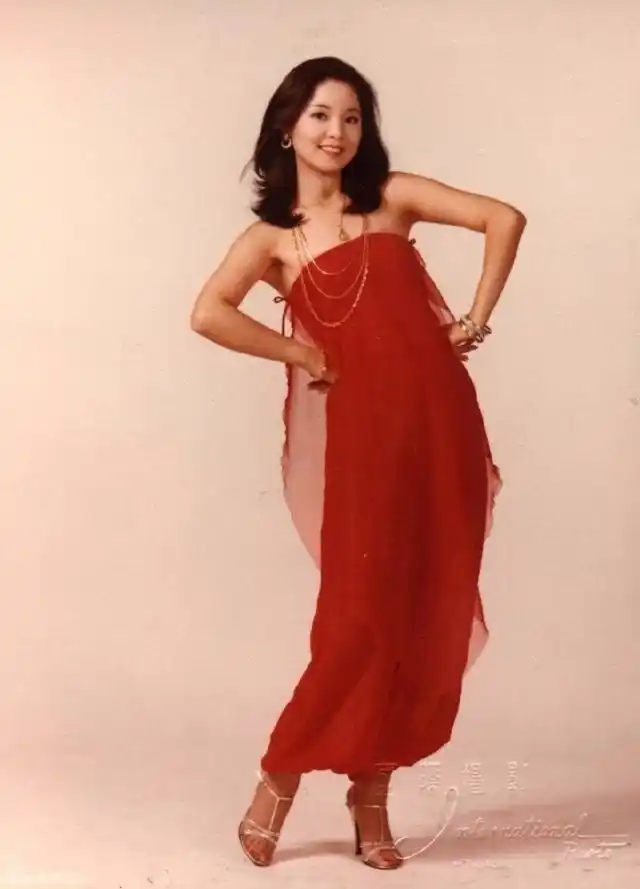 旗袍,邓丽君穿过很多漂亮的旗袍.