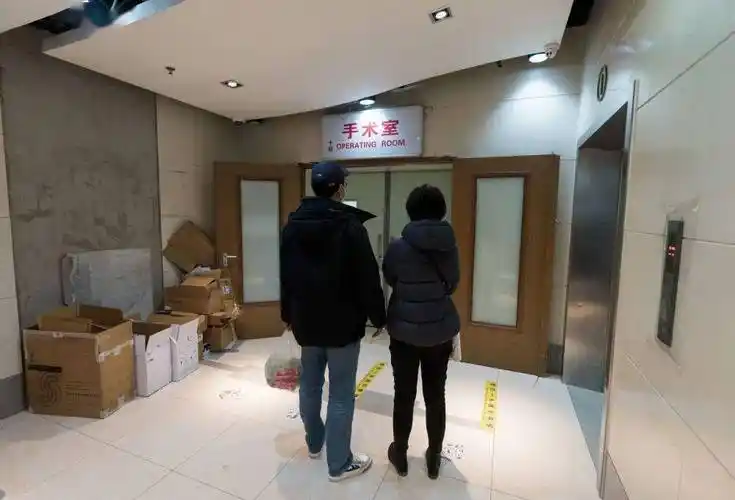 11月15日,在北京大学肿瘤医院肝胆胰外一科手术室外,吴姝在等待妈妈