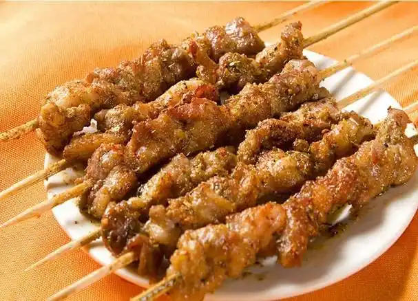 去新疆旅游吃羊肉串,点完20串老板笑了,端上桌我愣了,还能退吗