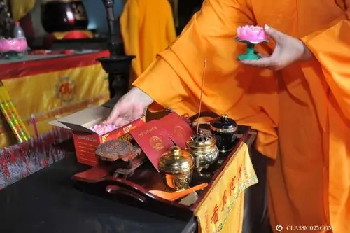 山西方丈情人节为结婚证开光 保爱情长久