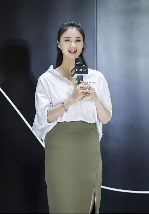 蒋欣在路人镜头中原来这么美五官精致也不胖感觉正正好好