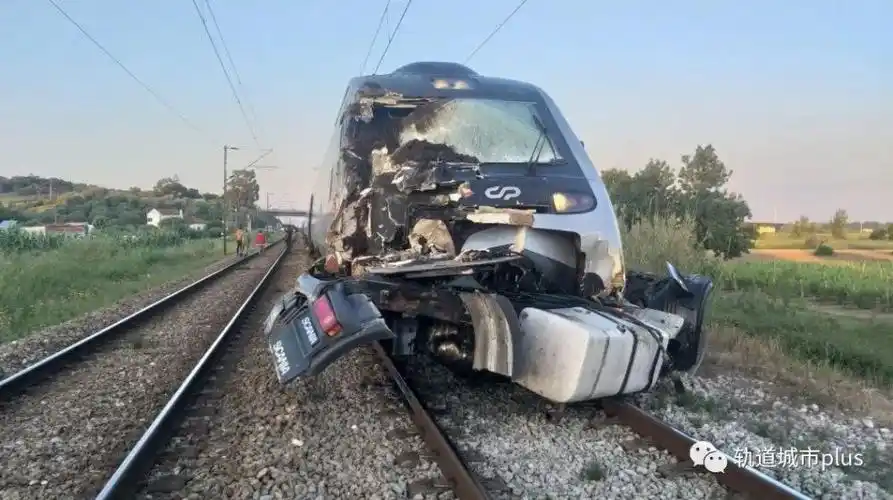 葡萄牙高铁与铁路维修车相撞脱轨致2死50伤