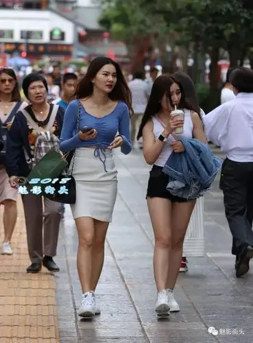 两个小姐姐气质优雅迷人面对镜头露出了自信的笑容