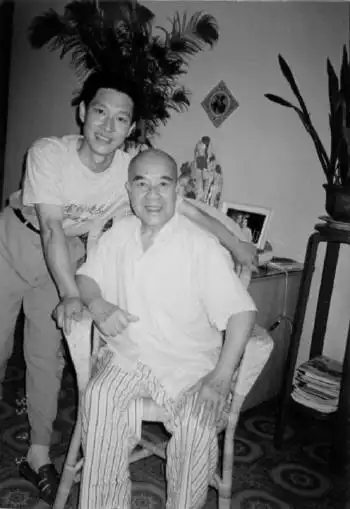 袁世海临清剧院坐马扎看戏(图)