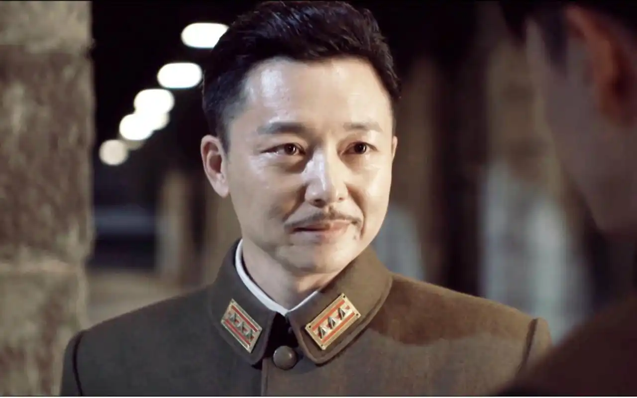 张嘉译的同班同学,大一就任男主角,最喜欢阴冷变态角色