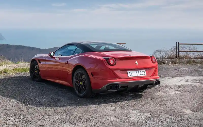 操控性更强 法拉利·ferrari california t hs版试驾【中文字幕】