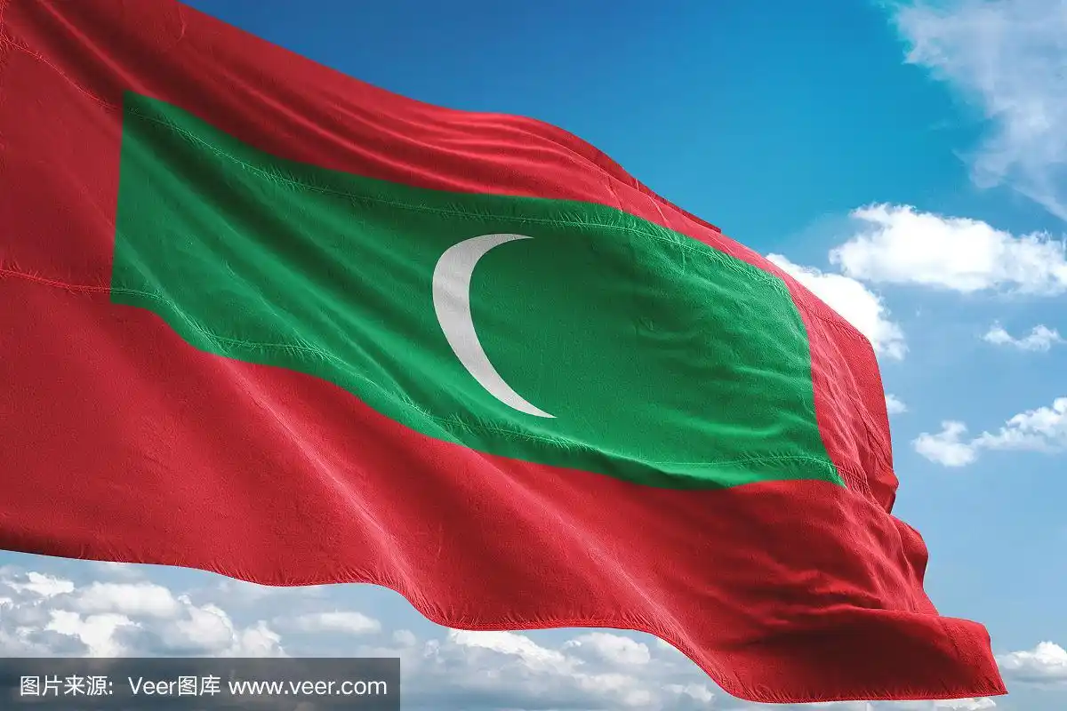马尔代夫国旗飘扬多云的天空背景