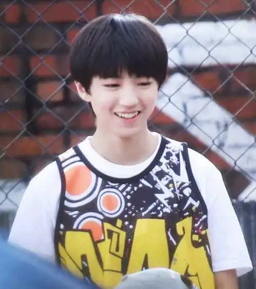 王俊凯#@tfboys-王俊凯打篮球帅照走一波,扣篮姿势够帅