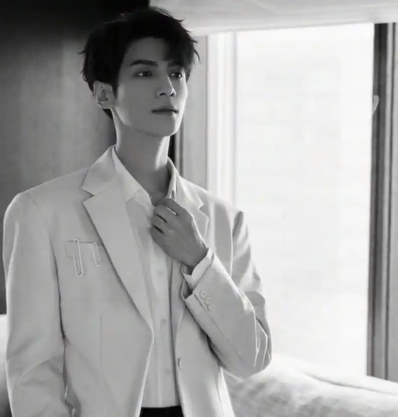 罗云熙分享西装大片,气质就是现实版的霸总,他不光是古装男神,现代戏