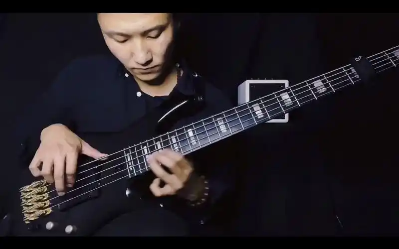 【贝斯独奏】《冷雨夜》间奏贝斯solo详解